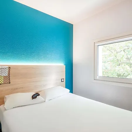 Hotelf1 La Rochelle Rénové Hotel